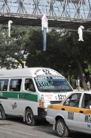 Noviembre del 2014. Tuxtla Gutiérrez. Varias figuras cuelgan del puente peatonal que acompaña los performances realizados por los estudiantes de Artes Plásticas a favor de los desaparecidos de Ayotzinapa