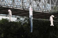 Noviembre del 2014. Tuxtla Gutiérrez. Varias figuras cuelgan del puente peatonal que acompaña los performances realizados por los estudiantes de Artes Plásticas a favor de los desaparecidos de Ayotzinapa