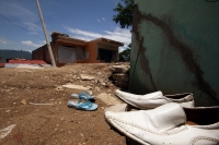 Lunes 13 de agosto del 2012.. Tuxtla Gutiérrez, Chiapas. Familias de escasos recursos asentadas en la Colonia La Cueva del Jaguar piden a las autoridades locales que se les proporcione ayuda humanitaria después de las lluvias de las últimas horas en la ca Lunes 13 de agosto del 2012.. Tuxtla Gutiérrez, Chiapas. Familias de escasos recursos asentadas en la Colonia La Cueva del Jaguar piden a las autoridades locales que se les proporcione ayuda humanitaria después de las lluvias de las últimas horas en la ca