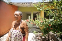 Habitantes de la colonia La Cueva del Jaguar en Tuxtla Gutiérrez, reciben las notificaciones correspondientes para abandonar las 150 casas afectadas en este lugar de la periferia de la capital del estado de Chiapas afectado por deslaves desde el año 2003