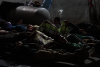 Domingo 16 de junio del 2019. Tuxtla Gutiérrez. Los migrantes asegurados en las últimas horas duermen en la estación migratoria El Cupape antes de ser trasladados al albergue provisional en la Arena Metropolitana Cuesy