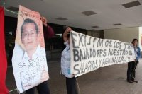 Trabajadores del ayuntamiento de Ácala exigen el pago de salarios y prestaciones de fin de año, esta mañana en las entradas del edificio del gobierno chiapaneco.