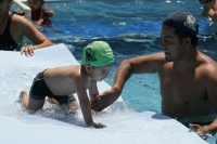 El club de natación el Delfín presentan los cursos para bebés en sus instalaciones esta mañana.