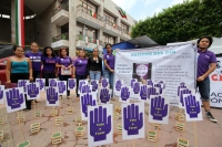 Viernes 27 de septiembre del 2013. Tuxtla Gutiérrez. La asociación DDESER realiza una manifestación-performance en las cercanías del Congreso de Chiapas conmemorando el día por la despenalización del aborto en América-latina y el Caribe.