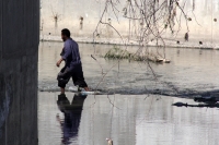 Miércoles 11 de marzo del 2015. Tuxtla Gutiérrez. Una persona camina entre el agua de lo que fuera el rio Sabinal después de caer al interior de la estructura que contiene el flujo en las cercanías del Parque de Convivencia Infantil.