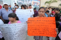 Tuxtla Gutiérrez, Chiapas. Familias desalojadas este fin de semana de la colonia 3 de Mayo realizan un plantón en la entrada del edificio de la administración estatal.