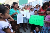 Tuxtla Gutiérrez, Chiapas. Familias desalojadas este fin de semana de la colonia 3 de Mayo realizan un plantón en la entrada del edificio de la administración estatal.