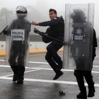 Domingo 18 de octubre del 2015. Tuxtla Gutiérrez. Miembros de la CNTE se enfrentan esta mañana a elementos de la Policía Federal que resguardan las instalaciones de la Escuela Nacional de Protección Civil donde se aplica la Segunda Evaluación del Diagnost