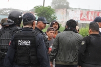 Domingo 18 de octubre del 2015. Tuxtla Gutiérrez. Miembros de la CNTE se enfrentan esta mañana a elementos de la Policía Federal que resguardan las instalaciones de la Escuela Nacional de Protección Civil donde se aplica la Segunda Evaluación del Diagnost