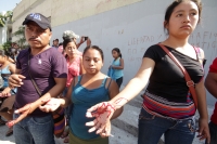 Miércoles 3 de diciembre del 2014. Tuxtla Gutiérrez. Los familiares de florentino Gómez Girón, preso en el Amate se desangran este medio día para exigir la liberación inmediata del líder campesino de Ixtapa.
