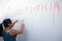 Miércoles 3 de diciembre del 2014. Tuxtla Gutiérrez. Los familiares de florentino Gómez Girón, preso en el Amate se desangran este medio día para exigir la liberación inmediata del líder campesino de Ixtapa.