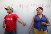 Miércoles 3 de diciembre del 2014. Tuxtla Gutiérrez. Los familiares de florentino Gómez Girón, preso en el Amate se desangran este medio día para exigir la liberación inmediata del líder campesino de Ixtapa.