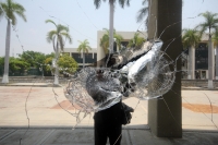 Miércoles 22 de abril del 2015. Tuxtla Gutiérrez. Estudiantes causan destrozos en las instalaciones de la Secretaria de Educación de Chiapas.