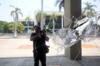 Miércoles 22 de abril del 2015. Tuxtla Gutiérrez. Estudiantes causan destrozos en las instalaciones de la Secretaria de Educación de Chiapas.
