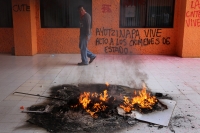 Jueves 20 de noviembre del 2014. Tuxtla Gutiérrez. Manifestantes en el edificio de la Sección 40 en el Libramiento Norte