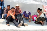 Mayo del 2015. Tuxtla Gutiérrez. Los desplazados de las comunidades de Venustiano Carranza continúan haciendo antesala en la entrada del edificio de la administración chiapaneca para exigir el cumplimiento de sus demandas.