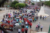 Viernes 1 de mayo del 2015. Tuxtla Gutiérrez. Los movimientos sindicalistas de Chiapas marchan esta mañana conmemorando el día del trabajo y suman las demandas de los diferentes gremios participantes.