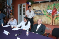 Diego Cadenas y Don Samuel Ruiz durante la presentación del Balance Anual sobre la Situación de los Derechos Humanos en Chiapas en las instalaciones del Centro de DH  Fray Bartolomé de las Casas en la ciudad de San Cristóbal
