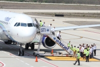 Viernes 1 de abril. El Eco-jet que utilizara desde este día bio-turbosina elaborada en el sureste de México llega esta mañana al Aeropuerto Internacional  de Chiapas desde la ciudad de México D.F.