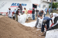 Viernes 27 de agosto. Elementos del ejército mexicano ayudan a los colonos de las cercanías de la 5ª norte en la fabricación y acarreo de bultos de arena como medida de precaución por las lluvias que caerán en Tuxtla en las siguientes horas.