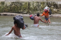 Miércoles 17 de agosto. Poblaodres de la ciudad guatemalteca de El Carmen Malacatan cruzan el río Suchiate diariamente trasladando a las personas a escasos metros del puente internacional ayudados unicamente por una vara y la fuerza humana para cargar a l