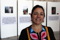 Martes 3 de marzo del 2015. Tuxtla Gutiérrez. Elba Narcia, periodista chiapaneca, presenta en el vestíbulo del congreso local la exposición de 20 Mujeres de Chiapas dentro del conjunto de actividades que presentan Glifos Comunicación AC dentro del marco d