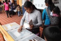 Domingo 1 de julio del 2012. San Cristóbal de las Casas, Chiapas. La afluencia de mujeres en las votaciones de este domingo se caracterizo por la presencia de las mujeres indígenas en la zona altos, mientras que en las principales ciudades, muchas persona