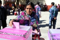 Domingo 1 de julio del 2012. San Cristóbal de las Casas, Chiapas. La afluencia de mujeres en las votaciones de este domingo se caracterizo por la presencia de las mujeres indígenas en la zona altos, mientras que en las principales ciudades, muchas persona