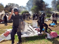 Viernes 7 de diciembre del 2012. Fto/Miradasur. San Cristóbal de las Casas, Chiapas. Elementos de la PolicÃa Estatal desalojan la carretera que conduce a San Juan Chamula y desalojan el predio denominado Rancho El Ellar en San Cristóbal de las Casas. Viernes 7 de diciembre del 2012. Fto/Miradasur. San Cristóbal de las Casas, Chiapas. Elementos de la PolicÃa Estatal desalojan la carretera que conduce a San Juan Chamula y desalojan el predio denominado Rancho El Ellar en San Cristóbal de las Casas.