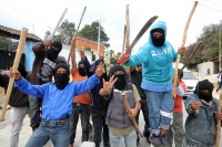 Miércoles 5 de diciembre del 2012. San Cristóbal de las Casas, Chiapas. Indígenas encapuchados mantienen bloqueada la carretera hacia San Juan Chamula después de que fueran detendios más de 50 indígenas en el edificio de la sub produraduria indigena esta 