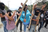 Miércoles 5 de diciembre del 2012. San Cristóbal de las Casas, Chiapas. Indígenas encapuchados mantienen bloqueada la carretera hacia San Juan Chamula después de que fueran detendios más de 50 indígenas en el edificio de la sub produraduria indigena esta 