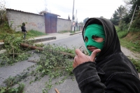 Miércoles 5 de diciembre del 2012. San Cristóbal de las Casas, Chiapas. Indígenas encapuchados mantienen bloqueada la carretera hacia San Juan Chamula después de que fueran detendios más de 50 indígenas en el edificio de la sub produraduria indigena esta 