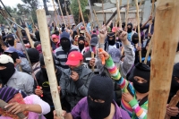 Miércoles 5 de diciembre del 2012. San Cristóbal de las Casas, Chiapas. Indígenas encapuchados mantienen bloqueada la carretera hacia San Juan Chamula después de que fueran detendios más de 50 indígenas en el edificio de la sub produraduria indigena esta 