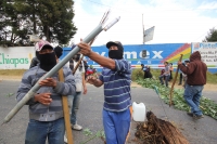 Miércoles 5 de diciembre del 2012. San Cristóbal de las Casas, Chiapas. Indígenas encapuchados mantienen bloqueada la carretera hacia San Juan Chamula después de que fueran detendios más de 50 indígenas en el edificio de la sub produraduria indigena esta 