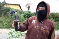Miércoles 5 de diciembre del 2012. San Cristóbal de las Casas, Chiapas. Indígenas encapuchados mantienen bloqueada la carretera hacia San Juan Chamula después de que fueran detendios más de 50 indígenas en el edificio de la sub produraduria indigena esta 