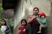 Domingo 6 de enero del 2013. Chilón, Chiapas. La extrema pobreza y las inclemencias del clima continúan enfermando a las familias de la Sierra después de que fallecieran varios menores durante las semanas pasadas.