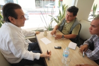 Miércoles 24 de julio del 2013. Tuxtla Gutiérrez. Emilio Salazar Farias, diputado chiapaneco busca un acercamiento con periodistas y gente interesada en el debate sobre la privatización del SMAPA en Tuxtla Gutiérrez.