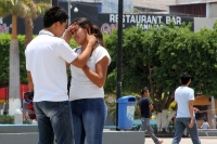 Lunes 30 de mayo. Una pareja de enamorados discute en medio del calor de la tarde en la plaza central de la ciudad de Tuxtla Gutiérrez.