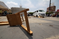 Miércoles 30 de marzo del 2016. Tuxtla Gutiérrez. Un grupo de encapuchados vandalisa en plena plaza central donde serían entregados los recursos del Programa Amanecer secuestrando varios vehículos del transporte público