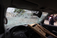 Miércoles 30 de marzo del 2016. Tuxtla Gutiérrez. Un grupo de encapuchados vandalisa en plena plaza central donde serían entregados los recursos del Programa Amanecer secuestrando varios vehículos del transporte público