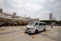 Miércoles 30 de marzo del 2016. Tuxtla Gutiérrez. Un grupo de encapuchados vandalisa en plena plaza central donde serían entregados los recursos del Programa Amanecer secuestrando varios vehículos del transporte público