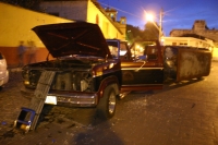 Foto/Toño Aguilar. Comitán, Chis.- La inoperatividad de autoridades de la Secretaría de Transporte de esta región provocaron que transportistas concesionados y “piratas” se enfrentaran ayer, resultando decenas de heridos y retenidos, así como vehículos de