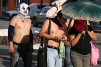 Martes 27 de agosto del 2013. Tuxtla Gutiérrez. Maestros egresados de las escuelas chiapanecas marchan por la avenida central para exigir a las autoridades estatales al creación de plazas para los nuevos docentes.