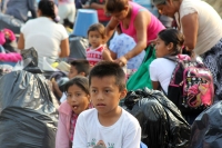 Jueves 23 de mayo del 2013. Ocosocuaulta del Espinoza. Los desplazados de Carranza abandonan la ENPC-CHIS. Familias desplazadas de la comunidad de Venustiano Carranza intentan abandonar las instalaciones de La Escuela Nacional de Protección Civil, Campus 