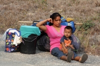 Jueves 23 de mayo del 2013. Ocosocuaulta del Espinoza. Los desplazados de Carranza abandonan la ENPC-CHIS. Familias desplazadas de la comunidad de Venustiano Carranza intentan abandonar las instalaciones de La Escuela Nacional de Protección Civil, Campus Jueves 23 de mayo del 2013. Ocosocuaulta del Espinoza. Los desplazados de Carranza abandonan la ENPC-CHIS. Familias desplazadas de la comunidad de Venustiano Carranza intentan abandonar las instalaciones de La Escuela Nacional de Protección Civil, Campus