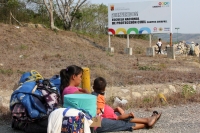 Jueves 23 de mayo del 2013. Ocosocuaulta del Espinoza. Los desplazados de Carranza abandonan la ENPC-CHIS. Familias desplazadas de la comunidad de Venustiano Carranza intentan abandonar las instalaciones de La Escuela Nacional de Protección Civil, Campus 