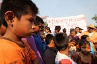 Jueves 23 de mayo del 2013. Ocosocuaulta del Espinoza. Los desplazados de Carranza abandonan la ENPC-CHIS. Familias desplazadas de la comunidad de Venustiano Carranza intentan abandonar las instalaciones de La Escuela Nacional de Protección Civil, Campus 