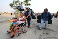 Jueves 23 de mayo del 2013. Ocosocuaulta del Espinoza. Los desplazados de Carranza abandonan la ENPC-CHIS. Familias desplazadas de la comunidad de Venustiano Carranza intentan abandonar las instalaciones de La Escuela Nacional de Protección Civil, Campus 