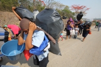 Jueves 23 de mayo del 2013. Ocosocuaulta del Espinoza. Los desplazados de Carranza abandonan la ENPC-CHIS. Familias desplazadas de la comunidad de Venustiano Carranza intentan abandonar las instalaciones de La Escuela Nacional de Protección Civil, Campus 