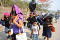 Jueves 23 de mayo del 2013. Ocosocuaulta del Espinoza. Los desplazados de Carranza abandonan la ENPC-CHIS. Familias desplazadas de la comunidad de Venustiano Carranza intentan abandonar las instalaciones de La Escuela Nacional de Protección Civil, Campus 